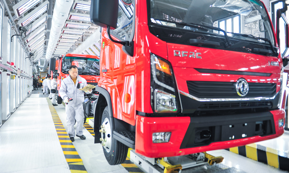 工作人員在位于湖北省襄陽市的東風股份襄陽工廠對即將下線的輕卡產品進行檢驗。