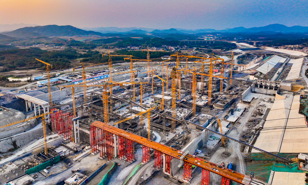 近日，由中交集團所屬一航局承建的廣西平陸運河企石樞紐左線16號底板路面澆筑完畢，標志著第三階段道路轉換工作全部完成。