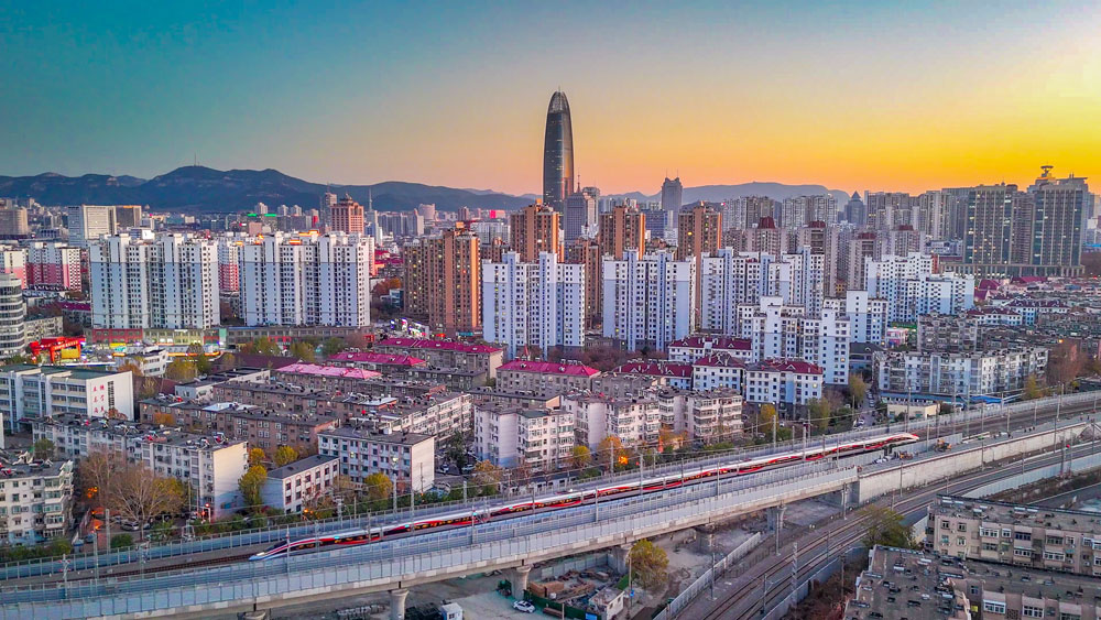 新春開工以來，中國中鐵廣大工作人員堅定信心、干字當頭，保質量、保安全、保工期，全力以赴推進各項基礎設施建設，奮力爭取一季度“開門紅”。圖為中鐵十局承建的濟南站至大明湖站新建膠濟三線工程開通現場。該工程為新建鄭州至濟南鐵路濮陽至濟南段項目部分工程，線路自濟南站東咽喉起，并入大明湖站，全長1.182公里。