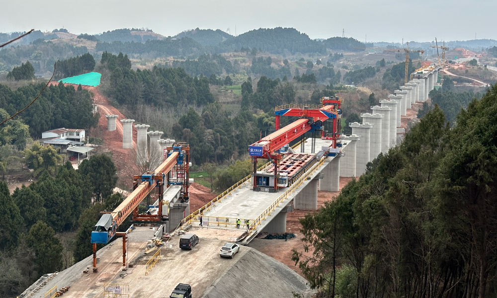 2月14日，中鐵三局成渝中線項目簡州鋪軌基地聯絡線首孔長24米T梁成功架設，標志著該工程開啟了橋梁架設施工，掀起新的建設熱潮。簡州鋪軌基地是成渝中線項目重點大臨工程，含橋梁2座，其中架設24米簡支T梁16孔。