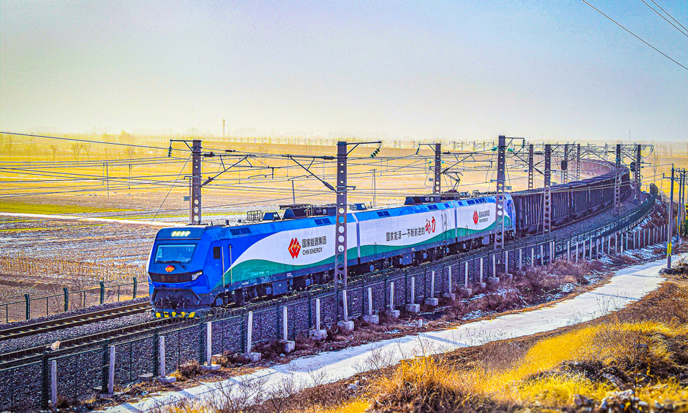 開年以來，國家能源集團朔黃鐵路持續引領重載鐵路發展，確保能源供應。截至1月31日，該公司累計完成貨物運量2772.2萬噸，超計劃48.2萬噸，其中煤炭運量完成2574.5萬噸，非煤運量完成197.7萬噸，順利實現首月“開門紅”。圖為國能號機車牽引兩萬噸列車駛過定州西站。