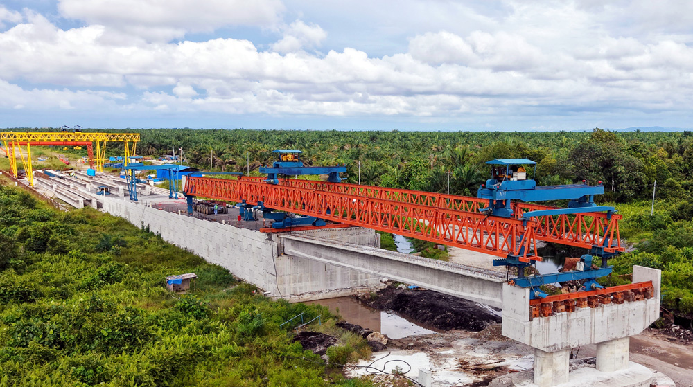 近日，中國中鐵工作人員掀起施工熱潮，基礎設施建設一線捷報頻傳。圖為中鐵工業旗下中鐵九橋施工的馬來西亞薩里巴斯大橋項目首片T梁架設現場。大橋項目位于馬來西亞東馬地區砂撈越州，線路全長約4693米，橋梁長2390米，該項目建成后，將直連沿海大道，可大幅縮短物流時間，并帶動旅游、貿易等產業升級，激活區域經濟。