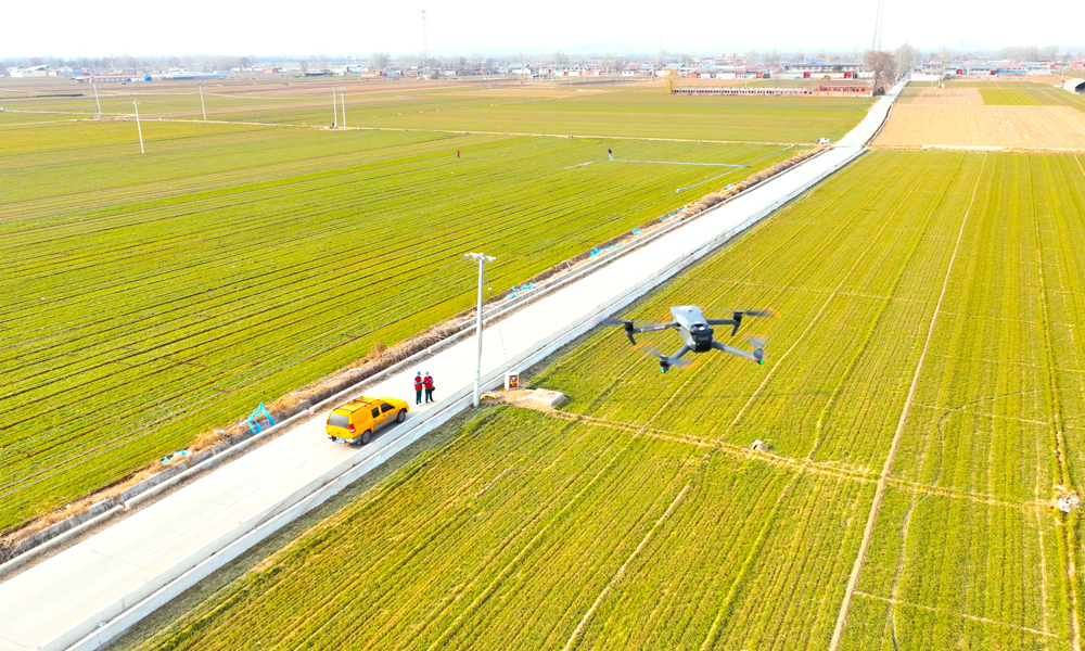 國家電網河北石家莊行唐供電公司工作人員對春灌重點線路開展無人機巡視。