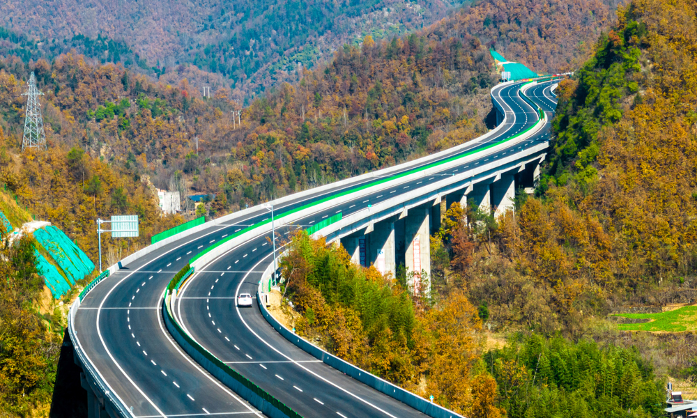 項目的建成通車，填補了十堰西南部地區南北高速公路的空白，有利于優化鄂豫陜渝毗鄰地區路網結構，帶動沿線地區資源開發利用和經濟社會高質量發展。
