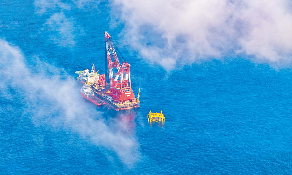 近日，中國海油有限海南分公司傳出消息，文昌16-2油田開發項目所屬萬噸級導管架在目標海域順利就位，為項目按期投產打下堅實基礎。