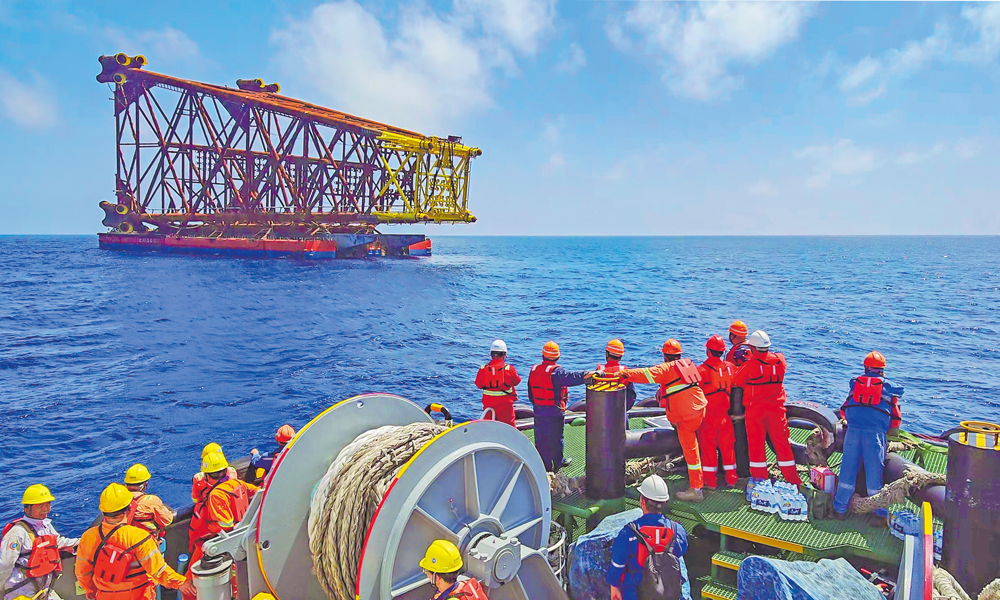 中國海油海上安裝作業人員乘坐拖輪即將抵達“海洋石油228”駁船，進行導管架解除固定作業。