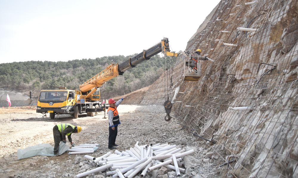 中國五礦陳臺溝鐵礦項目總投資超百億元，一期設計生產規模1100萬噸/年、鐵精礦產量470萬噸/年，是國內首個超深井、超大規模開采的“雙超”礦山。圖為近日拍攝的項目施工現場。