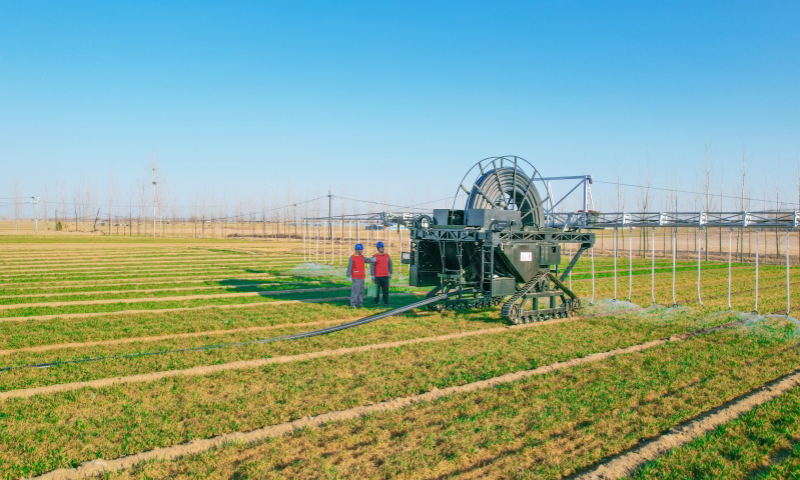 眼下正值春耕備耕的關鍵時節，廣袤田野處處是搶抓農時、灌溉勞作的繁忙景象。國家電網有限公司各單位結合各地農業生產實際，鞏固提升農網網架結構，細化供電服務措施，全力保障農業生產用電。圖為國家電網冀北唐山供電公司工作人員在高標準農田巡檢春灌相關線路。