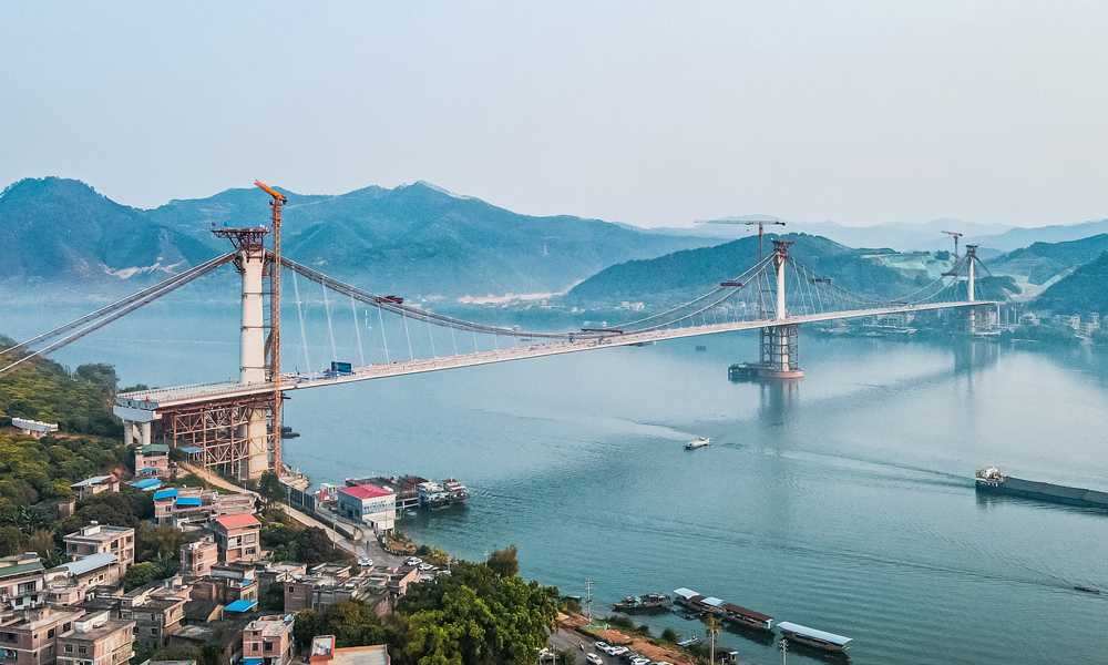 蒼容高速全長105.3公里，其關鍵控制性工程蒼容潯江大橋位于廣西梧州市藤縣，全長1688米，為雙主跨520米的三塔懸索橋，是目前世界最大跨徑獨柱式三塔空間纜懸索橋。