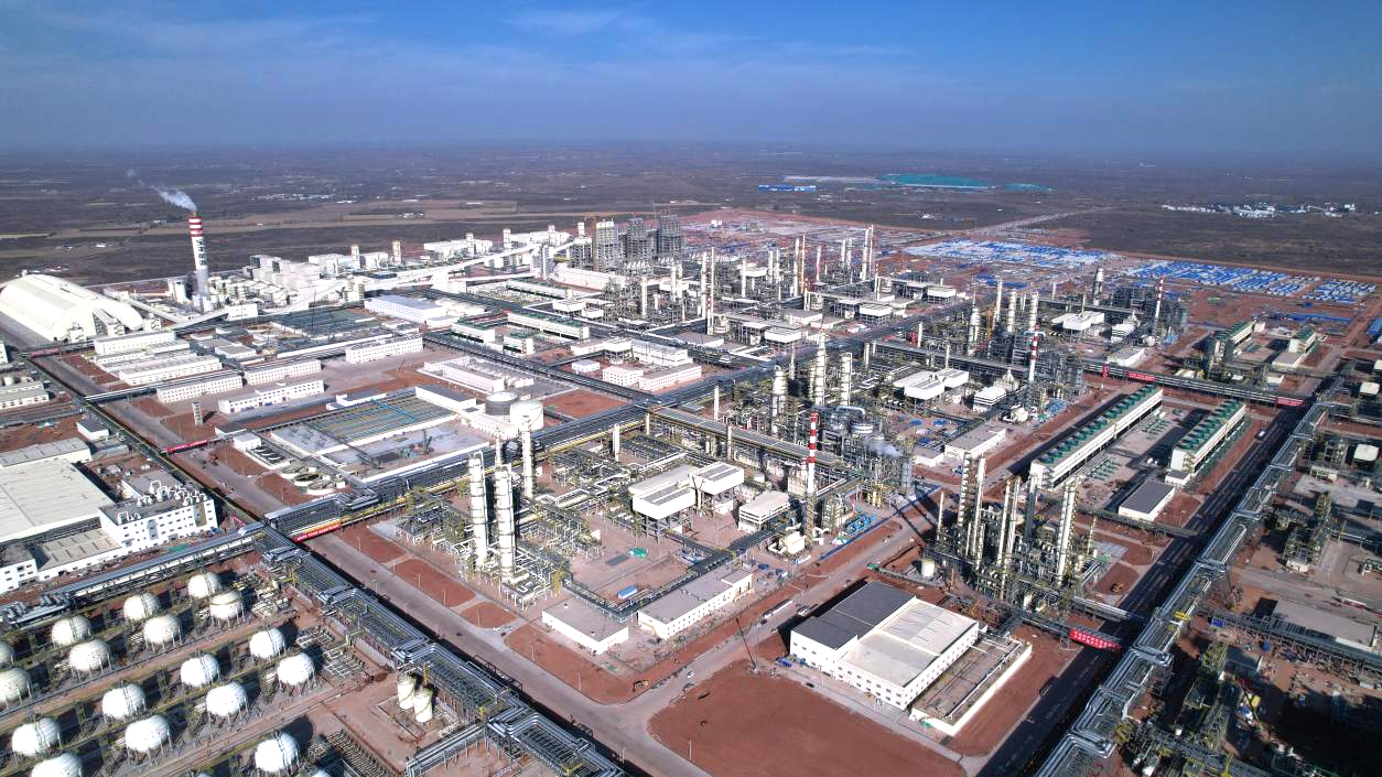 近日，內蒙古寶豐煤基新材料一期年產260萬噸煤制烯烴和配套年產40萬噸植入綠氫耦合制烯烴項目第三套MTO裝置投料試車成功，至此，項目三套MTO核心裝置全部順利投產。該項目是目前全球單廠規模最大的煤制烯烴項目、全球唯一規?；镁G氫替代化石能源生產烯烴項目，建成后將推動煤基新材料產業高端化、多元化、低碳化發展，助力建設現代煤化工與新能源耦合發展示范“國家級產業核心區”。