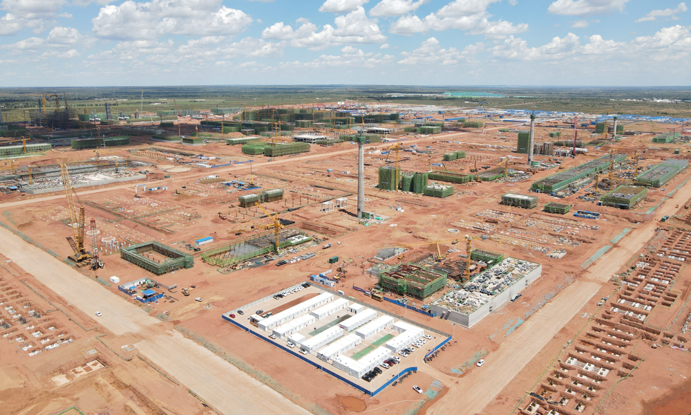 春季沙墻壓境，隨著內蒙古氣象臺發布沙塵暴黃色預警，沙粒擊打面罩的噼啪聲中，工人們迅速壓重壓實現場材料，鋼纜捆扎固定腳手架，關鍵設備被套上防風罩，螺栓緊固聲與對講機指令此起彼伏……“氣象預警-設備防護-快速響應”三級體系，讓項目團隊早已將應急預案刻入肌肉記憶，有條不紊地進行著應對工作。等天空重現湛藍，項目團隊又鉆進設備叢林，掃過每道焊縫，清理黃沙、全面檢查，確保沙塵過后24小時內，生產現場恢復運轉。