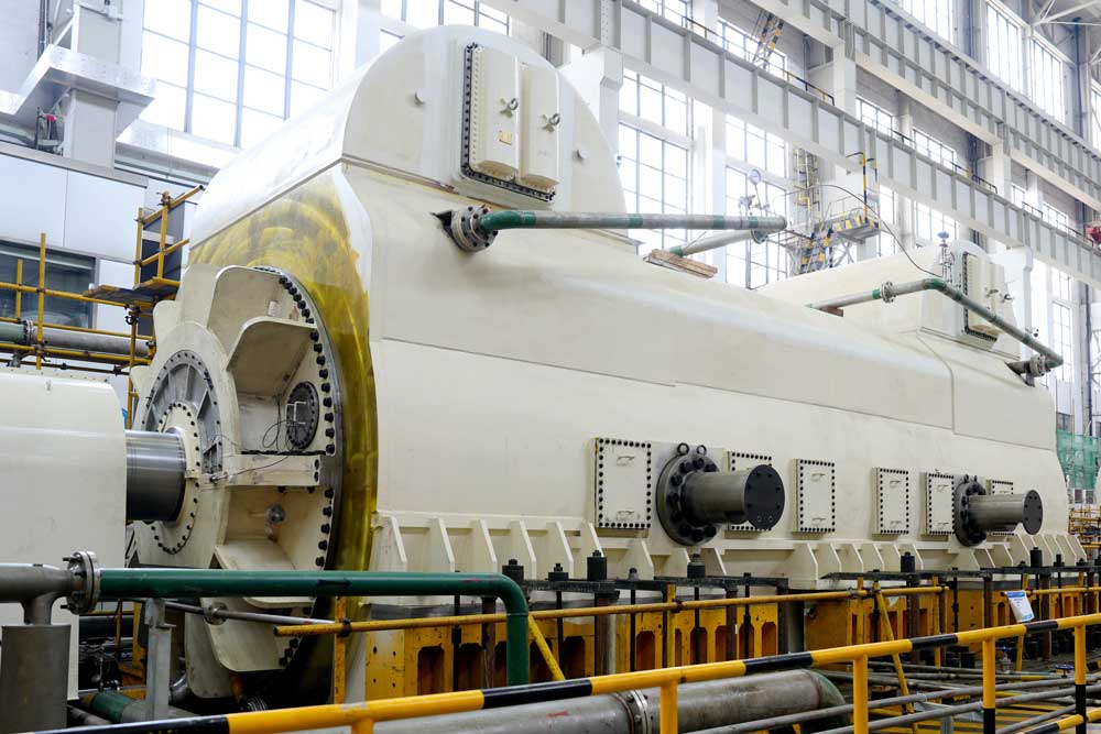 該新型汽輪發電機研制以科研項目為依托，于2021年立項，經過多年深入研發，通過多次技術、工藝優化迭代，解決了大直徑定子鐵心箍緊難度大等多項技術難題。該新型汽輪發電機配備定、轉子彈性支撐系統，定子端部采用銅屏蔽加磁屏蔽的雙重屏蔽結構，首次采用定子不銹鋼空心線，轉子應用全阻尼系統，全面保障了機組在復雜工況下的安全性和可靠性。在發電機結構設計方面，創新性采用了機器人疊片與定子鐵心外裝壓裝配工藝，定子線圈與轉子線圈的生產全面升級為數字化車間生產模式，大幅提升了產品質量的穩定性和一致性。