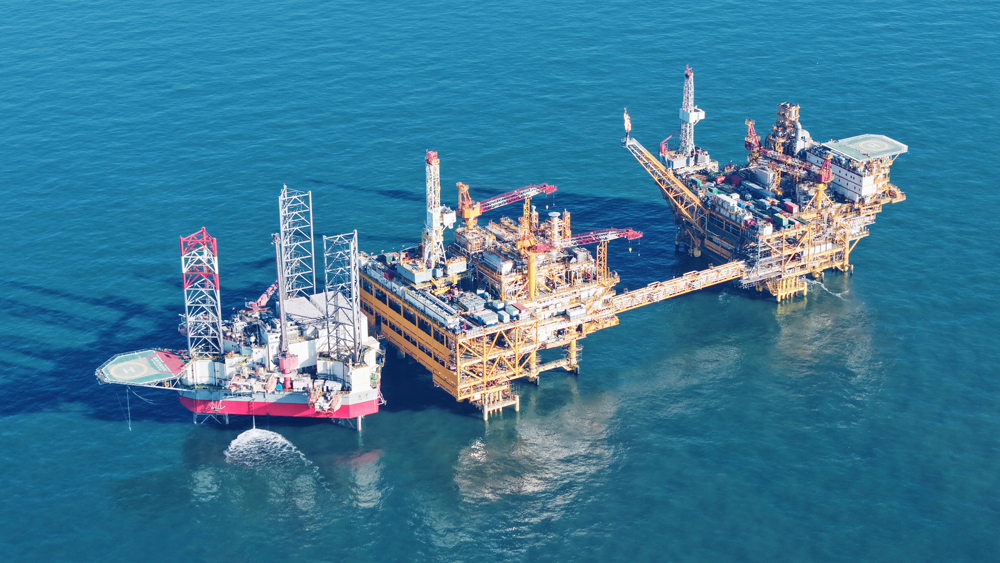 開年以來，渤海油田加速推進油田開發項目建設，持續深化老油田挖潛，不斷加快調整井投產步伐，同時全力推動水下、稠油關鍵技術高效經濟開發。截至3月底，全球最大變質巖潛山油田——渤中26-6油田開發項目（一期）和曹妃甸6-4油田綜合調整項目等陸續投產，不斷筑牢能源安全“硬底盤”。