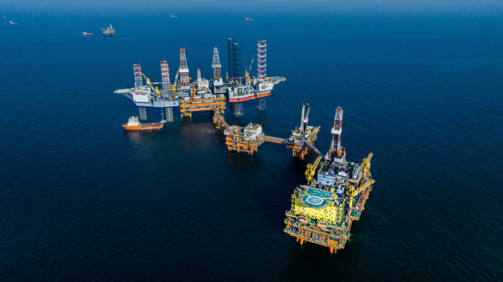 渤海油田深化精細注采，推進規?；悄茏⑺?，全程跟蹤油田開發生產形勢，夯實基礎產量，主力油藏自然遞減率持續向穩向好。渤海油田還統籌開展老井復查及調整挖潛工作，優化措施安排，全面助推油田生產提速增效。與去年同期相比，渤海油田一季度原油產量在高位基礎上實現新增長。