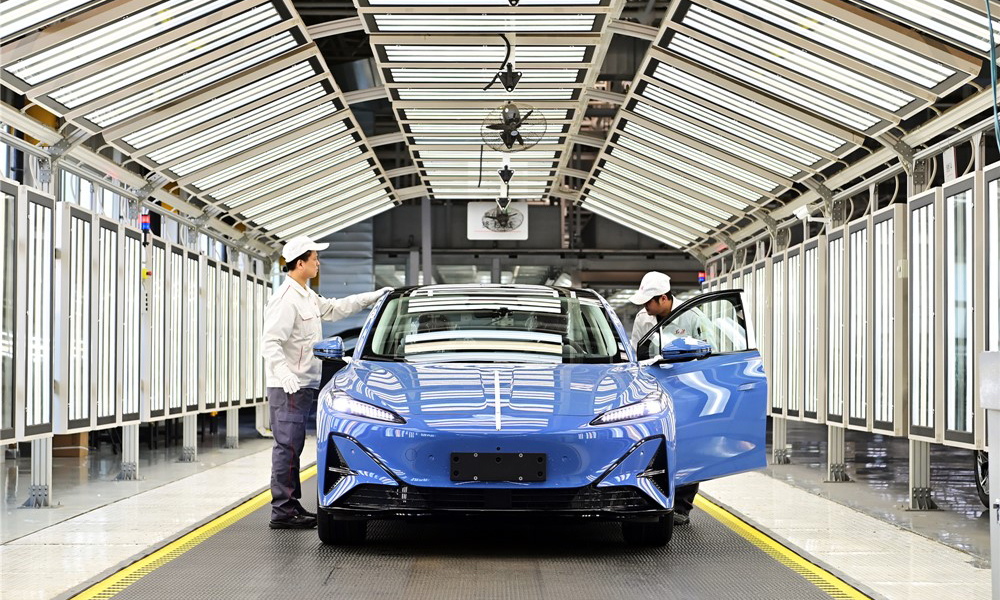 終檢線整車下線現場，全自動掃描儀當考官，燈光攝像頭當監考，任何小毛病都別想蒙混過關。