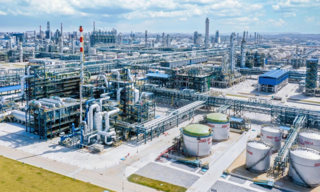 近日，中國中化旗下中化泉州石化26萬噸/年丙烯腈項目在福建省泉州市泉惠石化工業園區內一次開車成功。該項目依托中化泉州煉化一體化項目原料優勢，生產高附加值的丙烯腈等化工產品。 