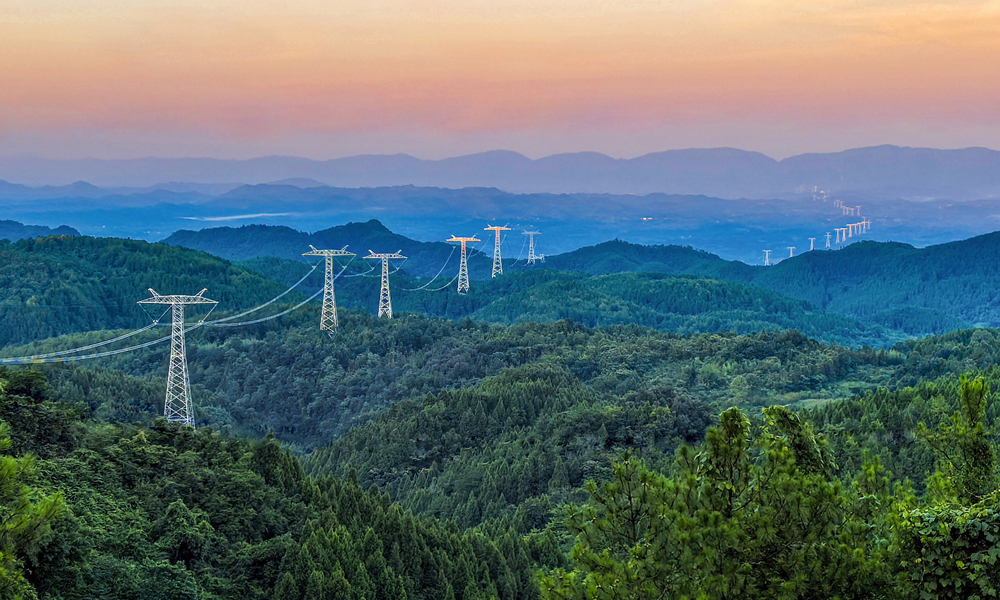 國家電網堅決扛牢電力保供首要責任，穩步推進迎峰度夏重點工程建設，為電網安全運行和電力可靠供應提供堅實基礎。圖為金沙江上游至湖北±800千伏特高壓直流輸電工程。