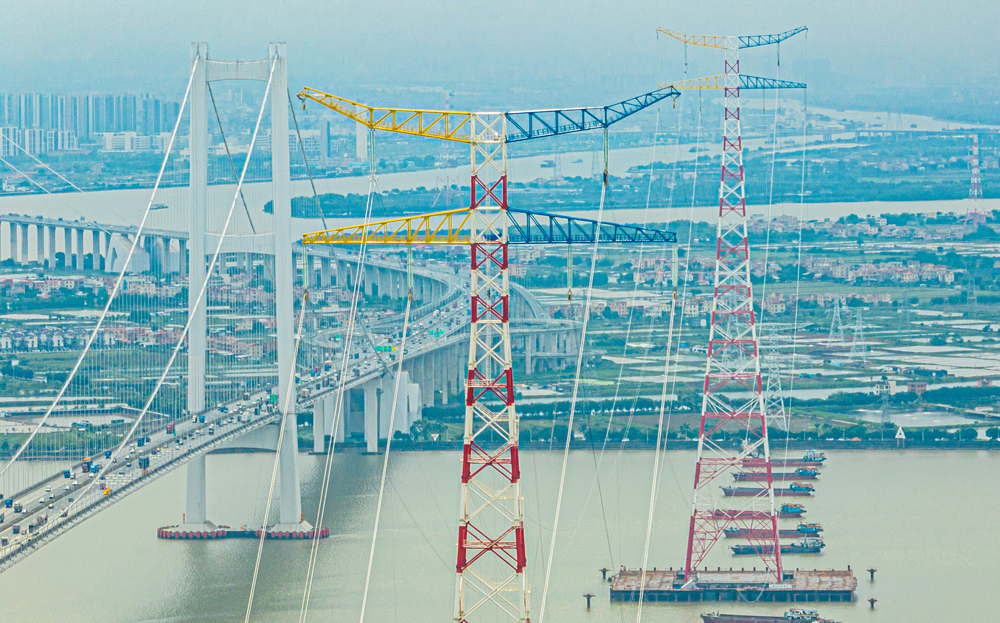 今年以來，南方電網加快500千伏獅南甲乙線改造等一批電網建設重點項目建設，為粵港澳大灣區迎峰度夏再添保障。圖為獅南甲乙線獅子洋大跨越改造后新鐵塔線路雄姿，該工程改造后可提升輸電容量40%。