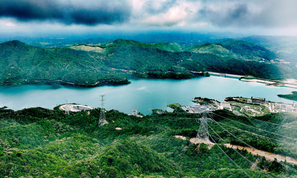梅州抽水蓄能電站二期工程全面建成后，總裝機容量超過1000萬千瓦，為粵港澳大灣區提供更多清潔綠色能源。據了解，配套建設的電站二期接入系統工程已于近期建成投運。