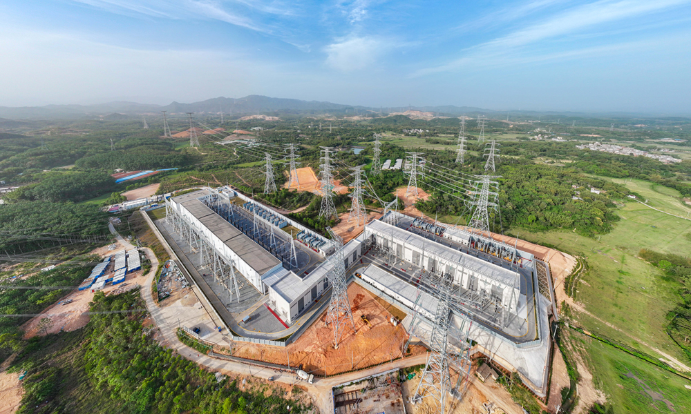 500千伏陽江鵝凰開關站擴建改造系列工程可滿足900萬千瓦電力能源的消納送出，將粵西沿海更多海上風電等清潔能源輸送至大灣區負荷中心，工程已于4月底建成投產。圖為改造后的500千伏鵝凰開關站及進出線。