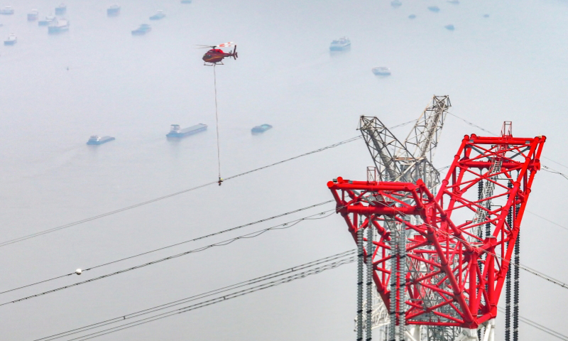 國網安徽馬鞍山供電公司員工采用直升機作業方式開展500千伏線路缺陷消除工作。