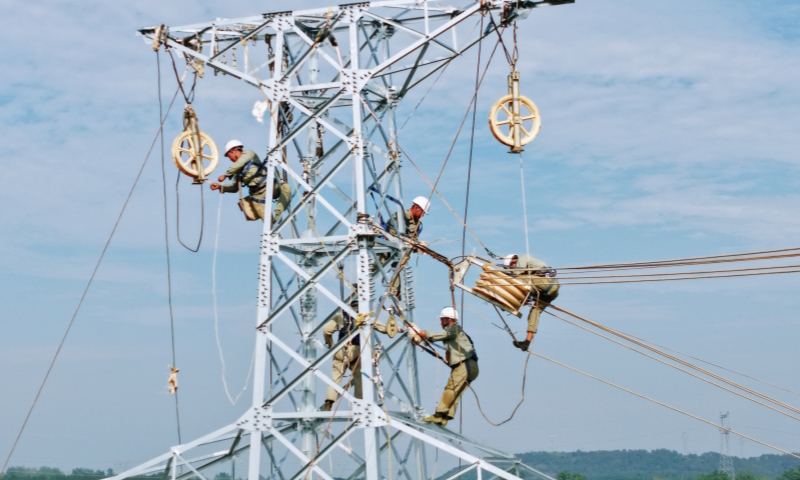 國網湖北隨州供電公司員工開展110千伏線路遷改作業。