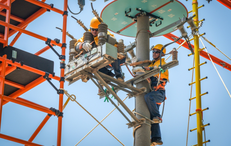 國網陜西寶雞供電公司員工在10千伏線路更換柱上開關。