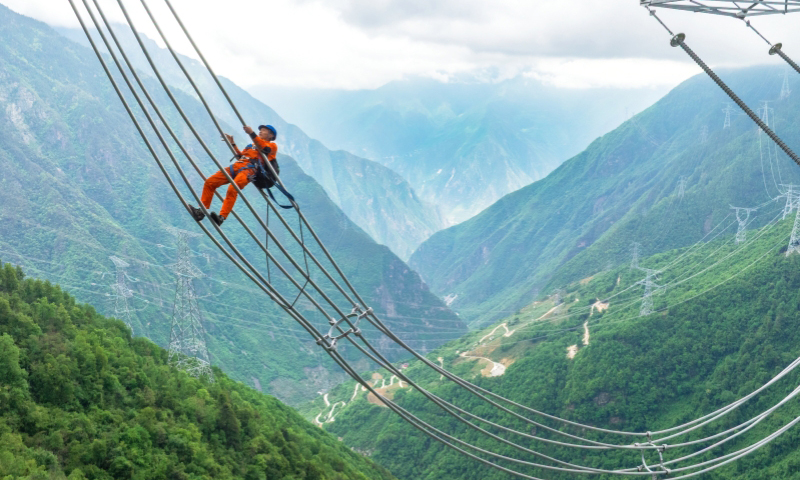 國網四川送變電公司員工通過走線方式對800千伏特高壓直流輸電工程線路開展驗收。