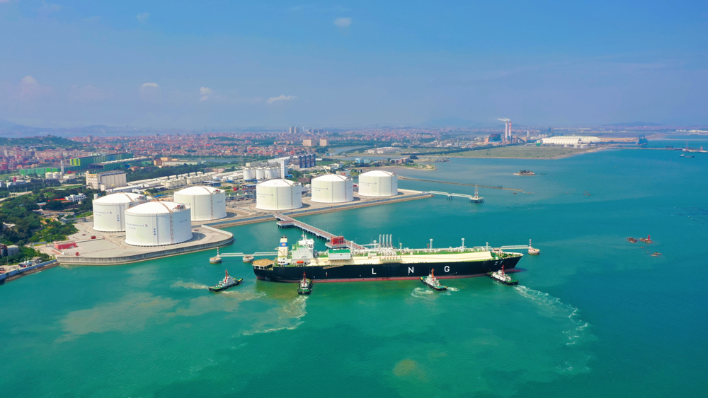 LNG運輸船“閩鷺”輪在中國海油湄洲灣“綠能港”完成靠泊。