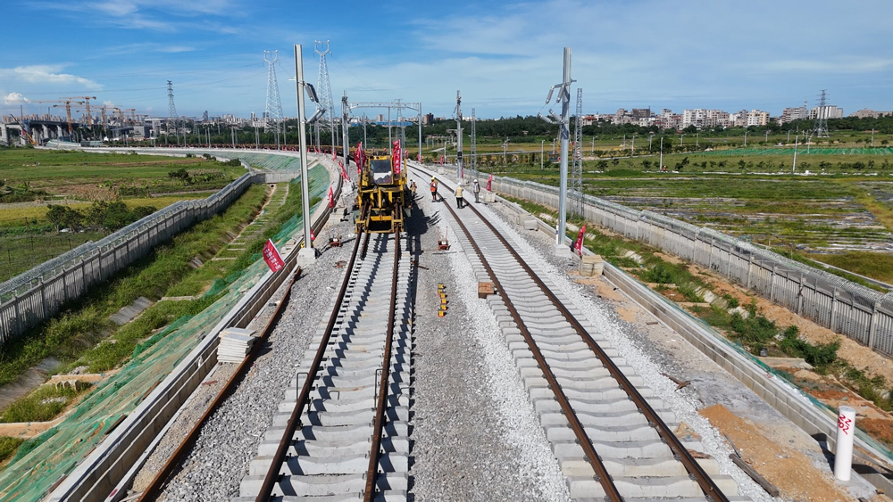 陽江至湛江北區間正線約200公里，鋪軌長度399公里。項目團隊采用自主研發的本鄰雙線雙向鋪軌機，平均每天鋪軌至少6公里，日最高鋪軌達12公里，為高效完成鋪軌任務奠定了基礎。