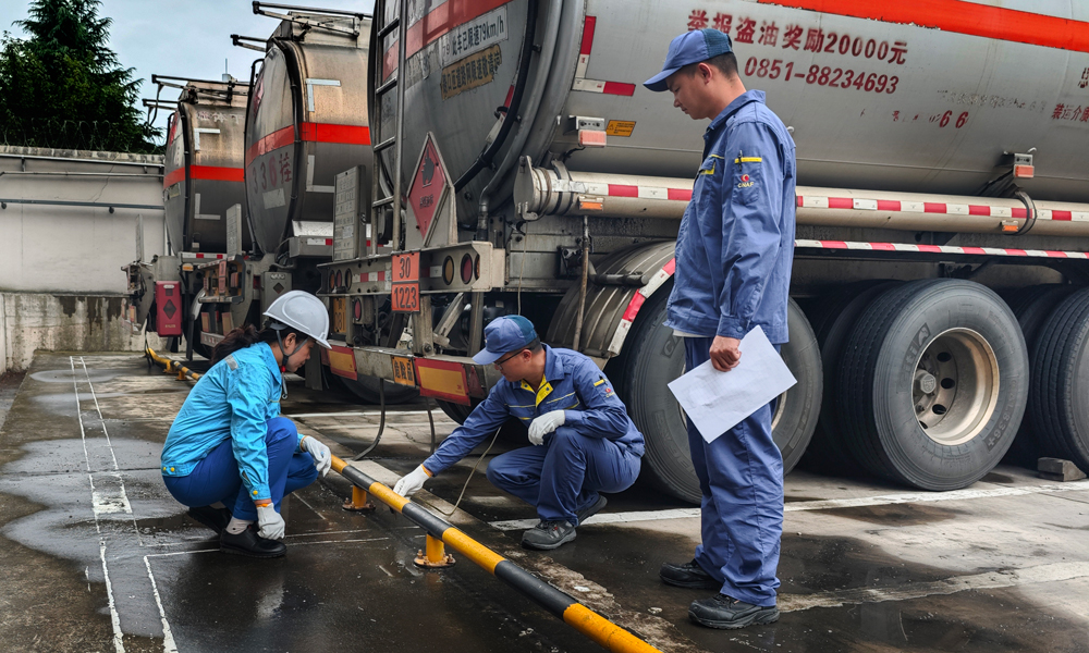 中國航油貴州分公司業務油庫員工檢查運油車完好性。