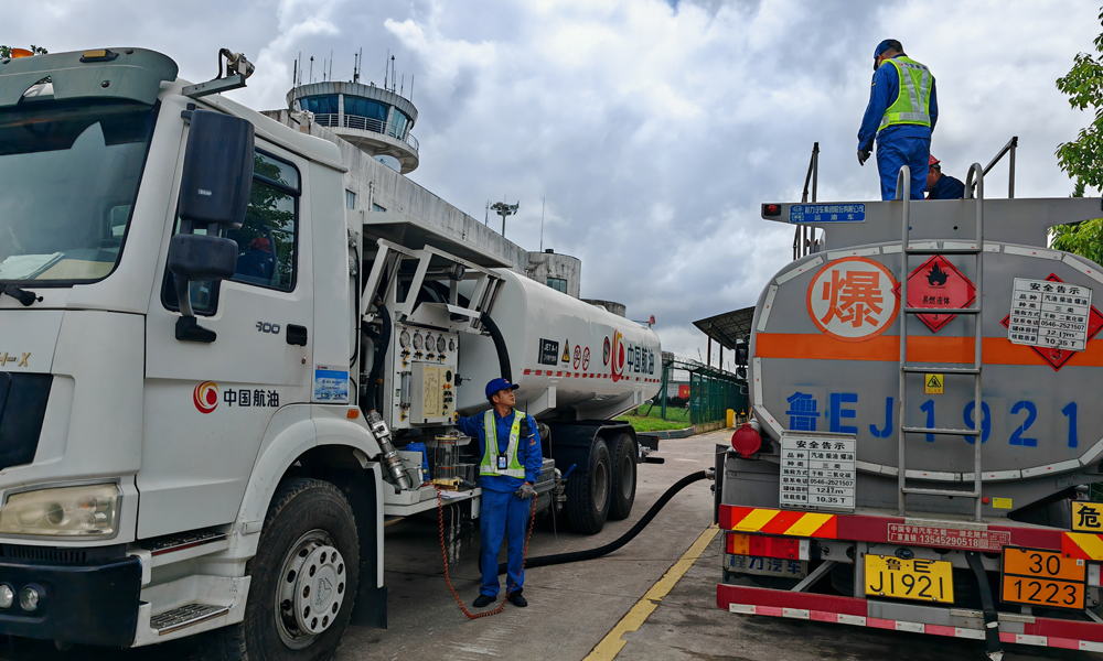 中國航油荔波供應站為應急保障通航公司提供航空煤油。