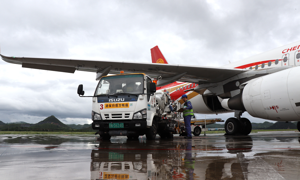 連日來，受持續強降雨影響，貴州多地遭遇暴雨襲擊。中國航油迅速啟動應急響應機制，科學調度、跨區聯動，啟用備用運輸路線確保航油配送不斷鏈，全面排查隱患，筑牢防汛安全防線。暴雨期間，中國航油貴州分公司累計保障航班3800余架次，加油1.8萬余噸，其中保障應急救援飛機航空煤油9噸，實現全省供油“零中斷”，生動踐行了“飛機飛到哪里，中國航油就加到哪里”的使命擔當。