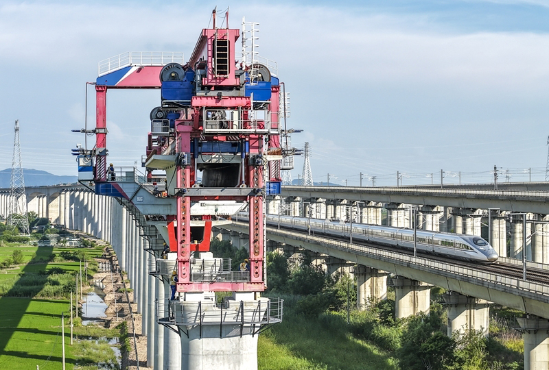 時下，中鐵四局巢馬城際鐵路架梁施工現場一派繁忙，施工人員奮戰在建設一線，確保重點鐵路工程建設穩步推進。巢馬城際鐵路是國家“八縱八橫”高鐵網滬漢蓉快速通道合肥至上海間的重要組成部分，設計時速350公里。圖為中鐵四局巢馬城際鐵路架梁施工現場（7月1日，無人機照片）。新華社發（劉玉才 攝）