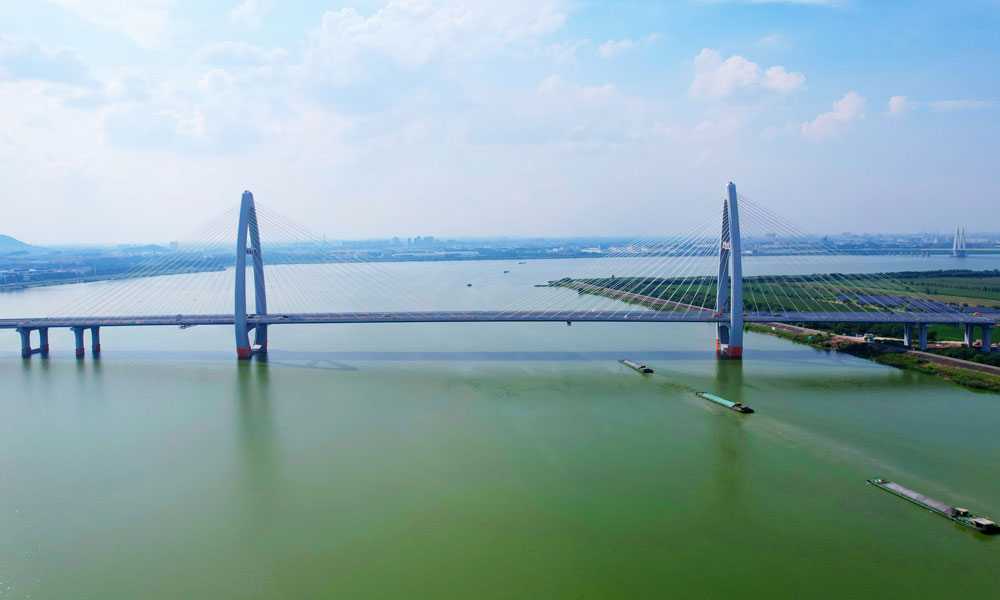 越東大橋是連接線項目的關鍵控制性工程，是近年來浙江省內實施的在建單體規模最大的斜拉橋工程。大橋主橋長800米，為主跨400米雙塔雙索面鋼混疊合梁斜拉橋。南北兩座索塔高約143米，采用全斷面小半徑多曲率設計，外觀為小曲率水滴型，以米粒、魚兒為設計靈感，融入紹興“魚米之鄉”的江南水鄉情懷，造型優美、結構新穎，兼具實用性和觀賞性，成為曹娥江上一道靚麗的風景線。中鐵九橋主要承接全橋約1.32萬噸鋼結構制造安裝任務。