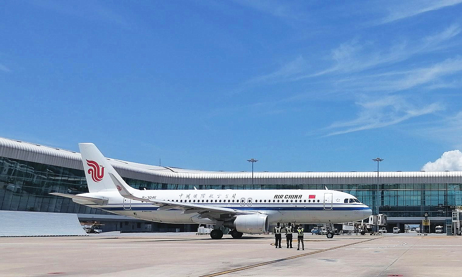 今年暑運期間，中航集團計劃新開北京—麗水、杭州—敦煌、武漢—西寧、北京—綏芬河、北京—開羅、北京/烏魯木齊—塔什干、北京—阿拉木圖等多條國內國際航線，進一步滿足廣大旅客出行需求。圖為武漢—西寧直飛航班首航出港。