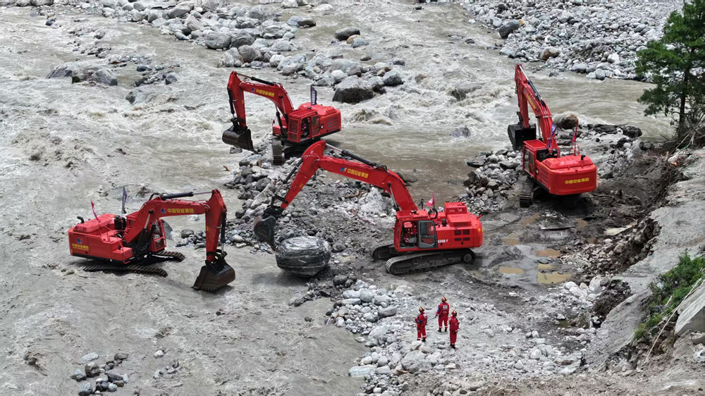 7月12日17時50分，經過連續高強度作業，救援隊伍突破復雜地形阻礙，將首臺重型救援設備投送至吉隆藏布河右岸核心區域，為后續作業提供關鍵支撐。 