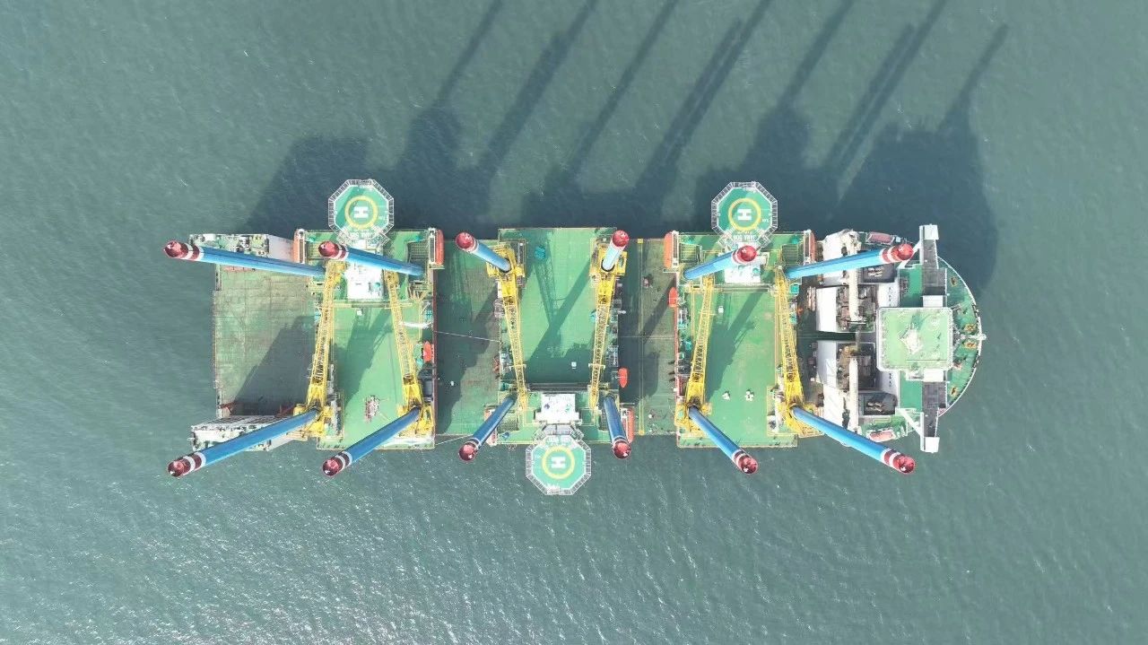 “新光華”輪此次承運的三個平臺，單個重量近8000噸，單腿長達108米，貨物重心控制要求極高?！靶鹿馊A”輪憑借卓越的裝備性能與智能運輸方案，精準應對貨物特殊參數要求，在短時間內完成平臺潛裝，并結合實時海況動態優化航線，在嚴守安全準則的前提下大幅縮短運輸周期。