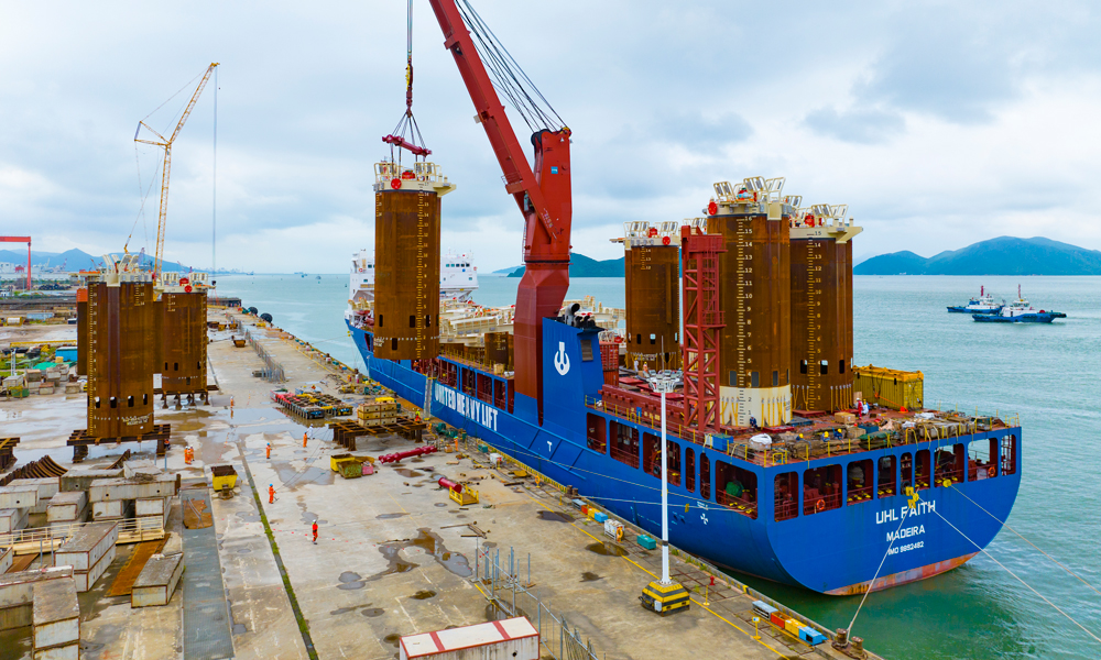 近年來，海油工程持續強化深水油氣裝備關鍵核心技術攻關，成功建成全球首座十萬噸級半潛式生產儲油平臺“深海一號”能源站等一批國內深水油氣裝備，并對外交付35萬噸級超大型FPSO巴西P67/P70等一批國際深水油氣裝備，在國際深水油氣裝備市場擦亮了“中國制造”名片，為推進海洋能源高水平對外合作和助力沿線國家能源開發作出積極貢獻。