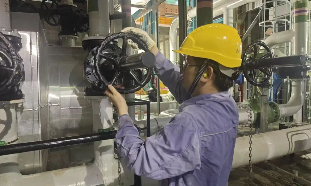 中廣核旗下防城港核電工程師為二回路啟動做準備。