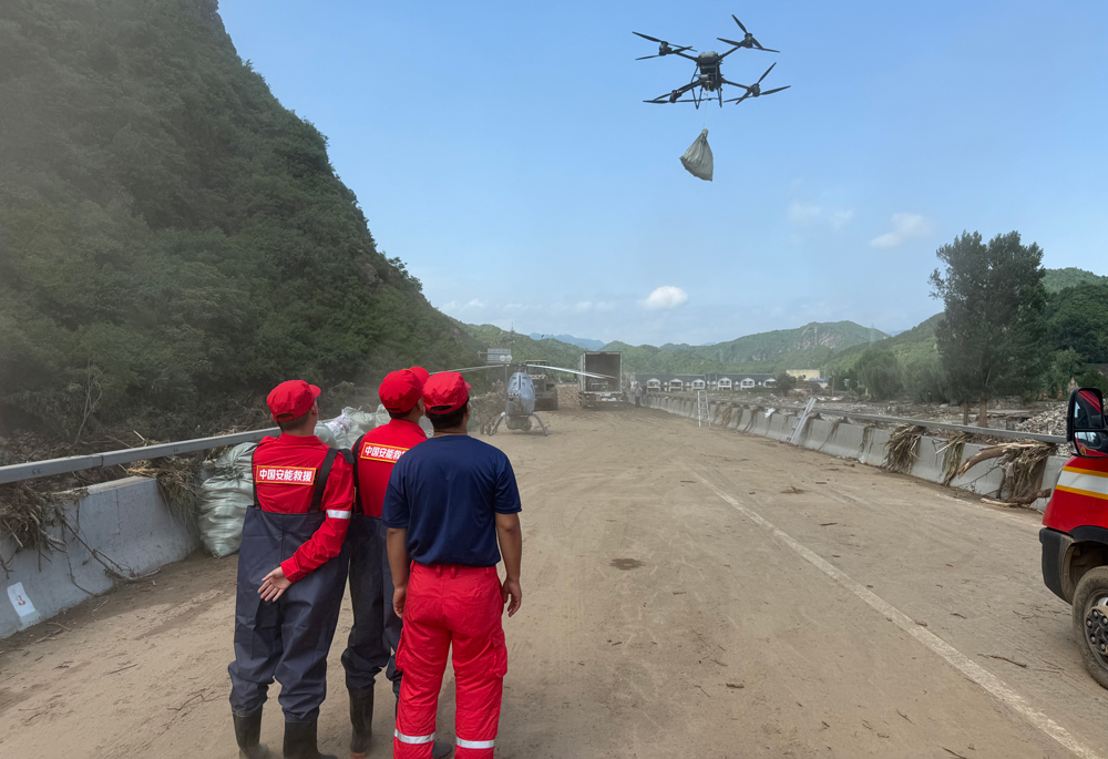 7月27日，懷柔區琉璃廟鎮因暴雨導致多處道路中斷，村莊成為“孤島”，群眾基本生活物資緊缺，情況緊急。受北京市突發事件應急委員會調度，中國安能緊急調派無人機分隊，攜帶大型載重無人機（載重260公斤）、中型載重無人機（載重40公斤），于28日7時提前抵達救援現場，迅速展開空中物資投送任務。在復雜的山地環境中，中國安能充分發揮先進適用救援裝備優勢，精準定位21個投送點，累計投送食品、飲用水、藥品等應急物資數百公斤，有效緩解群眾燃眉之急，為后續地面救援爭取寶貴時間。 