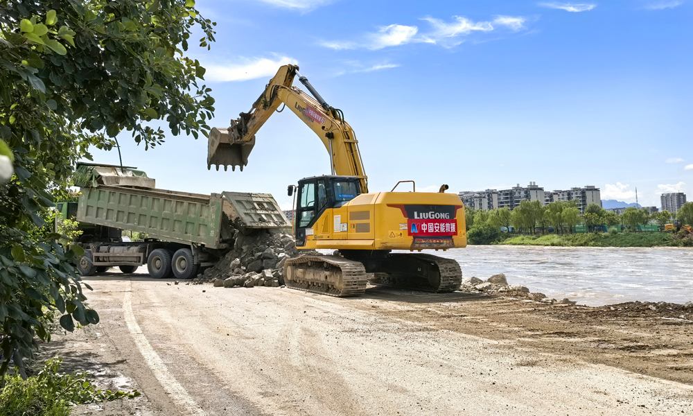 7月29日上午，中國安能救援隊員對潮河沿岸5處險情展開處置。截至29日下午，累計河堤護坡340米，填筑石方約3080方。