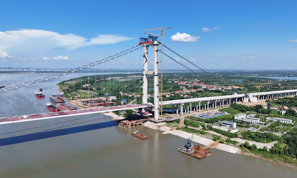 雙柳長江大橋主跨1430米，橋梁全寬50.5米，可通行雙向八車道公路，是長江上最寬的大橋。