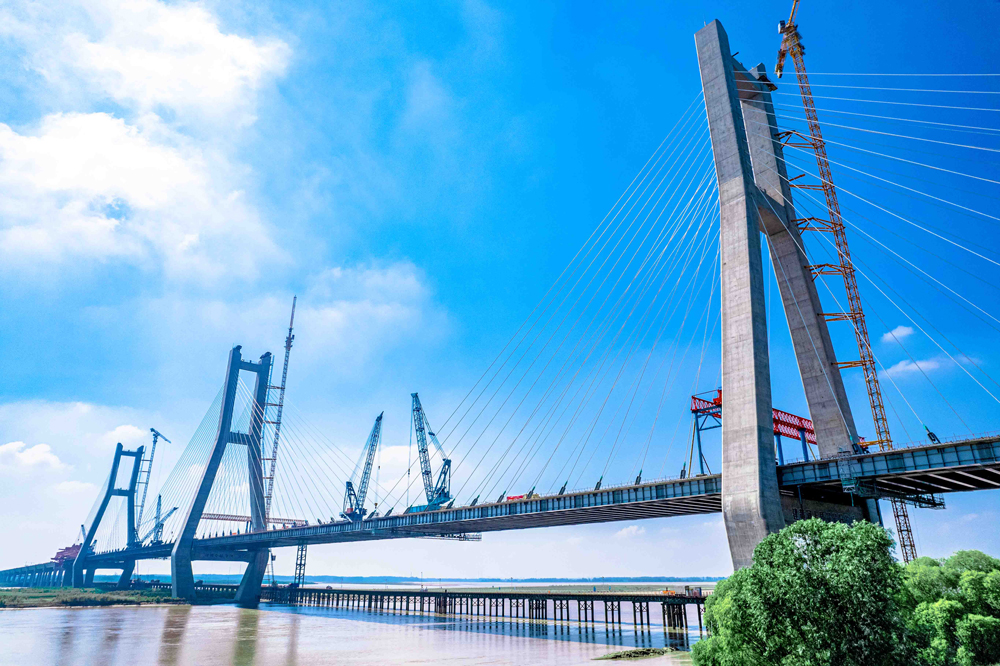 據悉，蘭原高速蘭考至封丘段全長30.263公里，采用雙向六車道高速公路標準，設計時速120公里。其中，黃河特大橋工程全長9104米，主橋為鋼混組合梁三塔斜拉橋，副橋有20孔100米跨徑鋼混組合梁，為國內同類型橋梁最大規模。中鐵工業主要負責該橋主橋及東跨大堤橋共約2.33萬噸鋼梁制造及安裝任務。