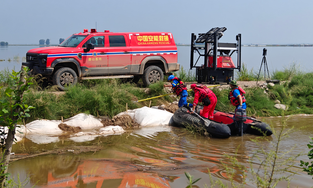 根據地方聯合指揮部統一部署，中國安能救援隊受領呼和浩特市托克托縣樹爾營村、包頭市土默特右旗雙龍鎮兩處防汛固堤任務。