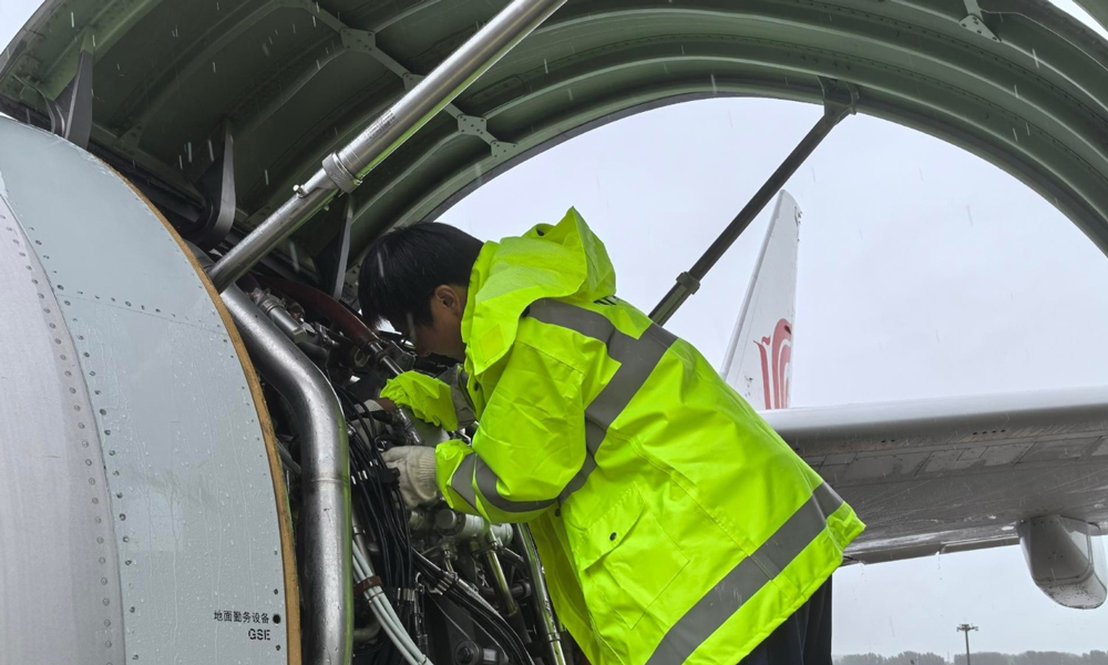 中航集團機務人員手持專業工具，更換FMU（燃油計量單元）傳感器。