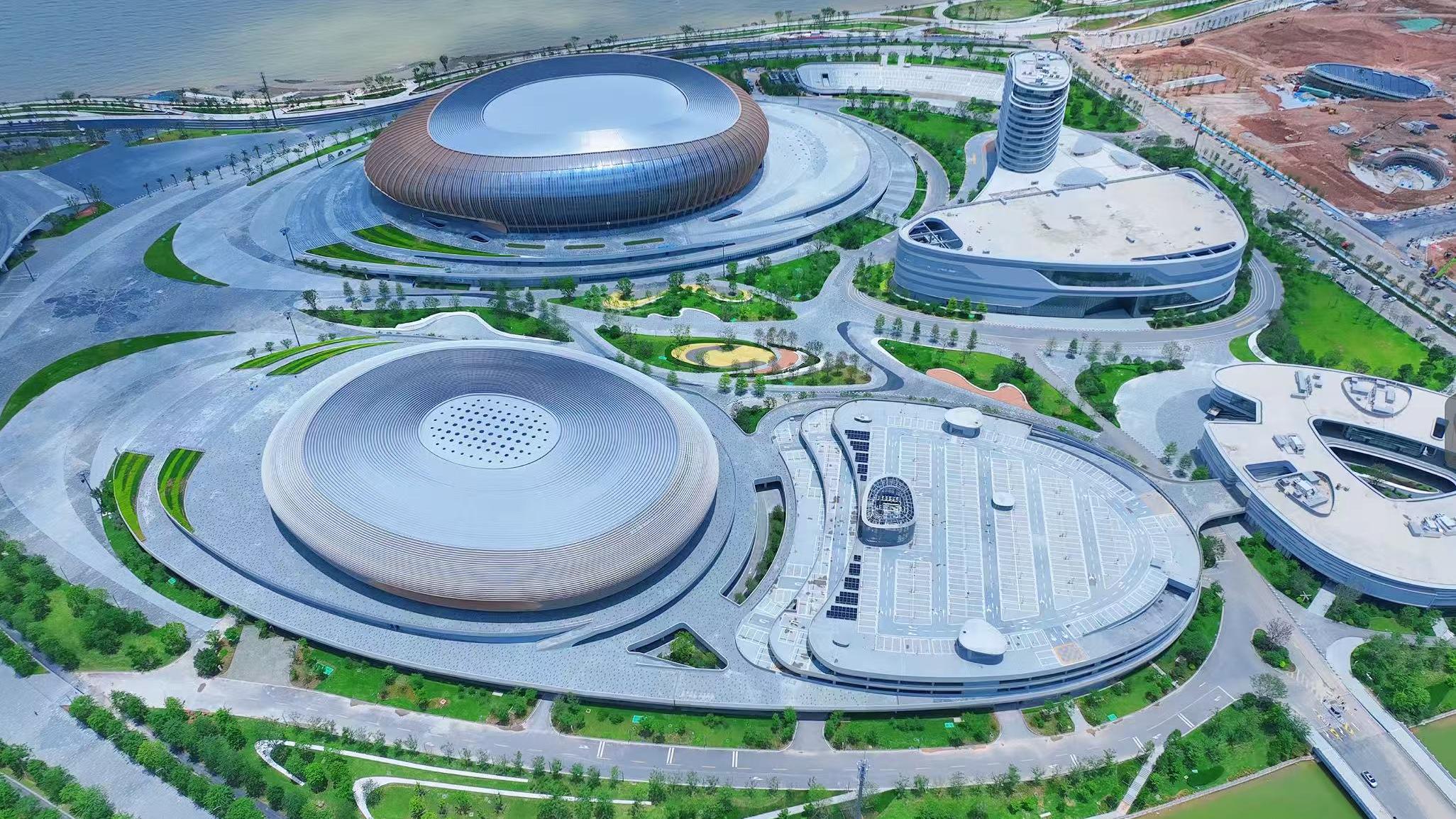 綜合體育館建筑面積約11萬平方米，為國內領先的綜合性多功能體育館之一。項目團隊對建設全過程進行軟件分析，確保滑移過程中應力及位移變形在預警值內，采用建筑信息模型技術精確建模，助力精確完成百米跨度超萬噸罩棚鋼結構安裝。