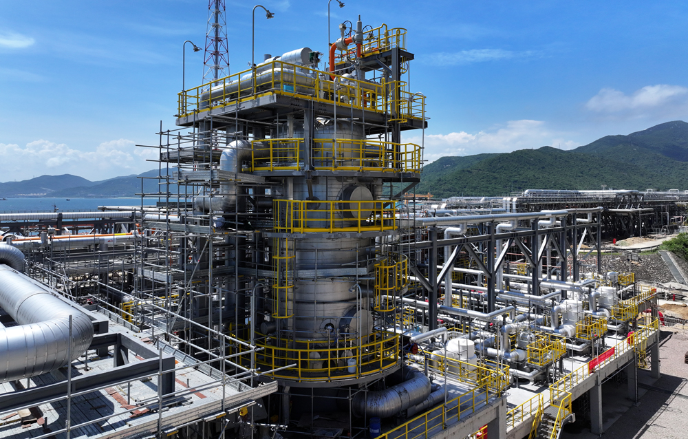 今年6月，大鵬LNG接收站可靠性改造項目新增的4臺高壓泵和3臺開架式氣化器順利通過系統性能測試，接收站成功具備10條生產線，外輸能力較原來提升約4成，全力保障迎峰度夏期間天然氣資源穩定供應。