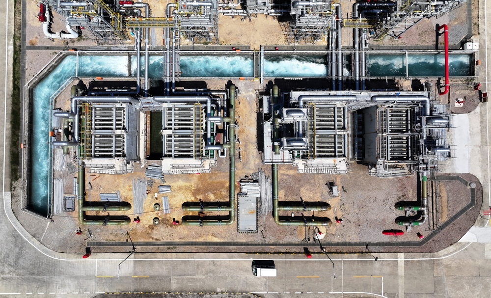 作為粵港澳大灣區重要能源保供企業之一，大鵬LNG為廣東省33%的天然氣發電機組供應能源，同時是香港城市燃氣唯一的天然氣供應來源。自2006年投產至今，大鵬LNG已累計供應天然氣1.19億噸。圖為完成可靠性改造項目后的大鵬LNG全貌。