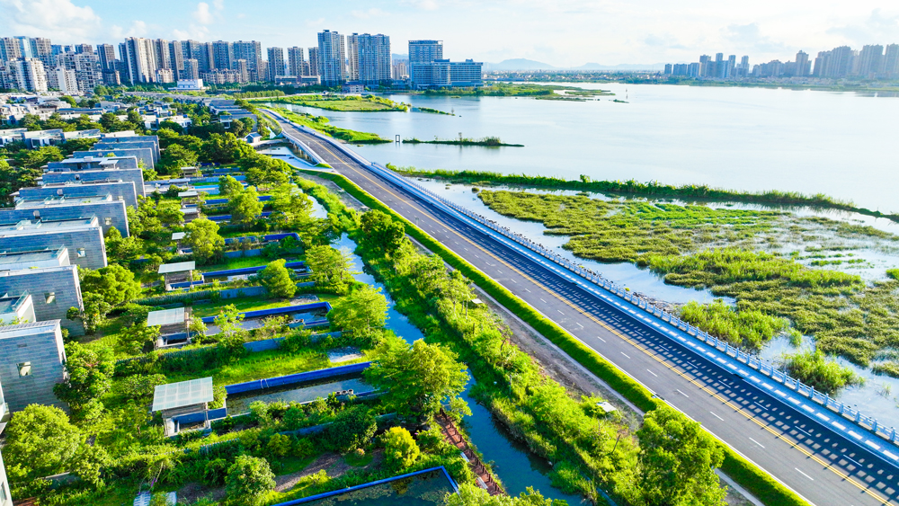 近日，中交集團旗下中交上航局承建的廣東省珠海市海堤提升項目完工驗收。該項目按百年一遇防潮（洪）標準建設，主要完成3.8千米海堤提升改造，新建圣獅閘和禾豐閘兩個穿堤水閘。
